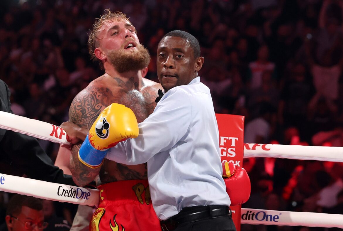 Operan a Jake Paul tras sufrir fractura de mandíbula en pelea en Miami