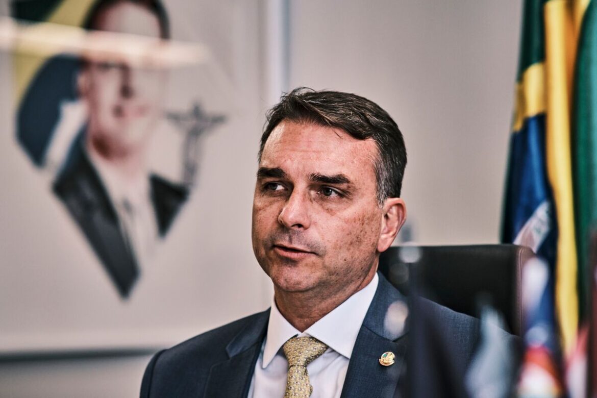 Bolsonaro reafirma a su hijo como candidato presidencial en 2026 en una carta desde cárcel