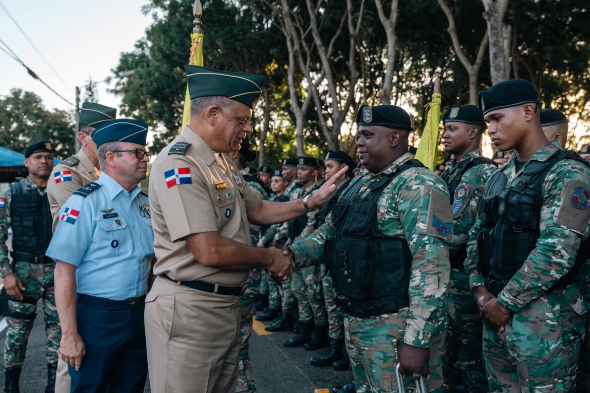El ministro de Defensa llevó un mensaje de reconocimiento al personal y sostuvo encuentros directos con oficiales, suboficiales y alistados.