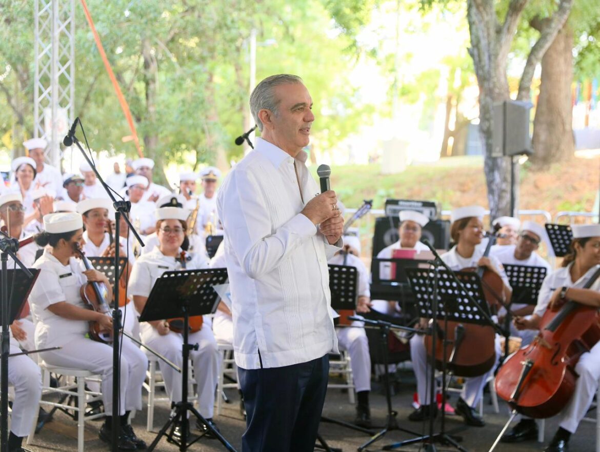 El presidente Luis Abinader y la vicepresidenta Raquel Peña comparten villancicos navideños con familias y niños del entorno de la Casa Presidencial de Santiago
