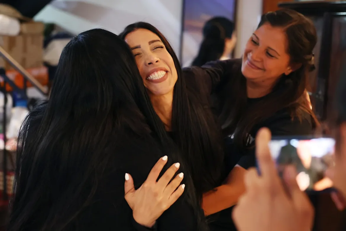 Familiares celebran excarcelaciones y exigen libertad total