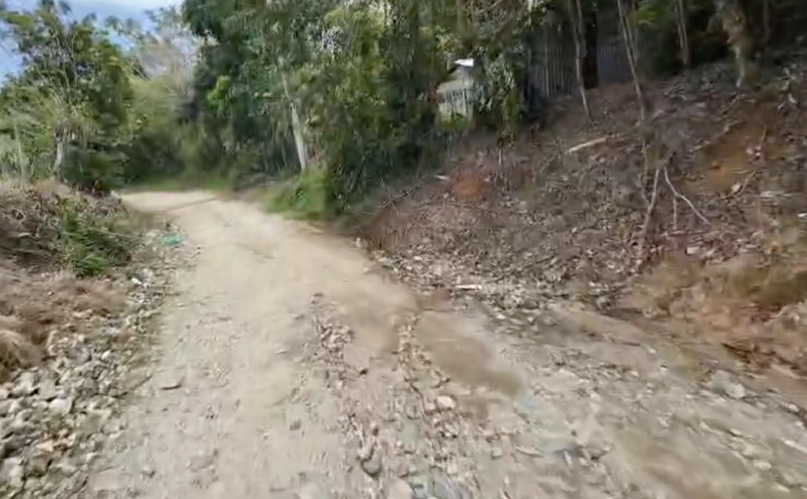 Comunidad La Lana exige asfaltado de carretera en Villa Los Almácigos