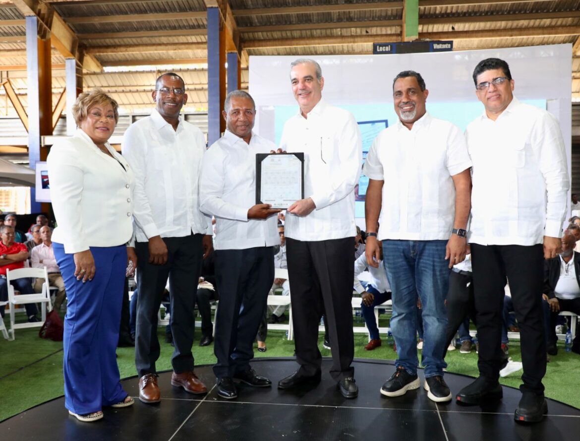 Abinader entrega 580 títulos de propiedad para familias del Gran Santo Domingo