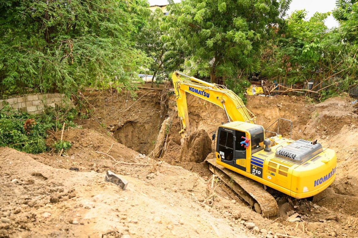 Alcaldía de Santiago interviene Cañada de la Julia por inundaciones en Reparto Oquet