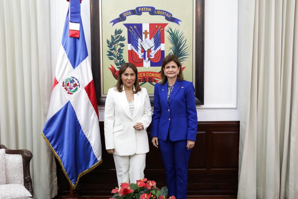 Juramentan a Mayra Jiménez como nueva directora de Supérate