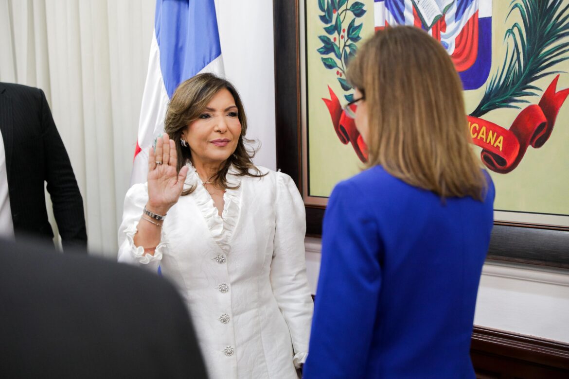Raquel Peña juramenta a Geanilda Vásquez Gabinete de Políticas Sociales