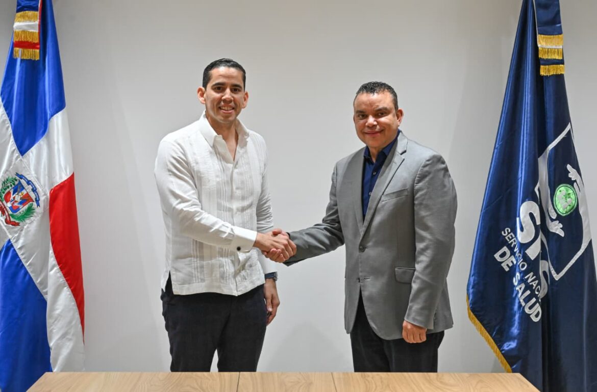 SNS y SeNaSa coordinan mejoras en servicios de salud