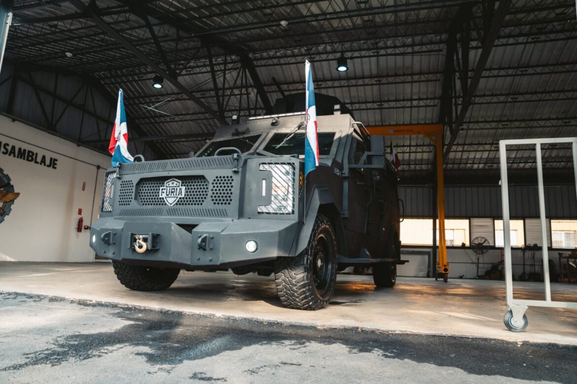 RD presenta primer blindado militar ensamblado localmente