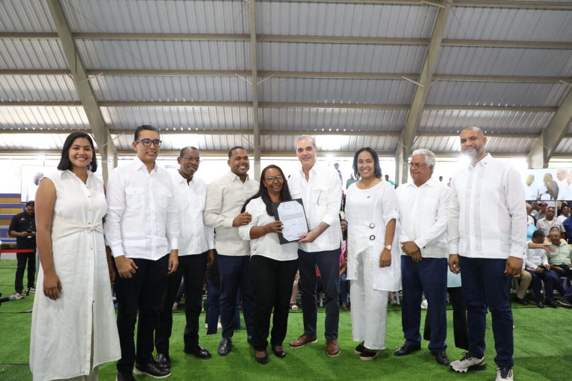 Abinader entrega más de 500 títulos de propiedad en Neiba