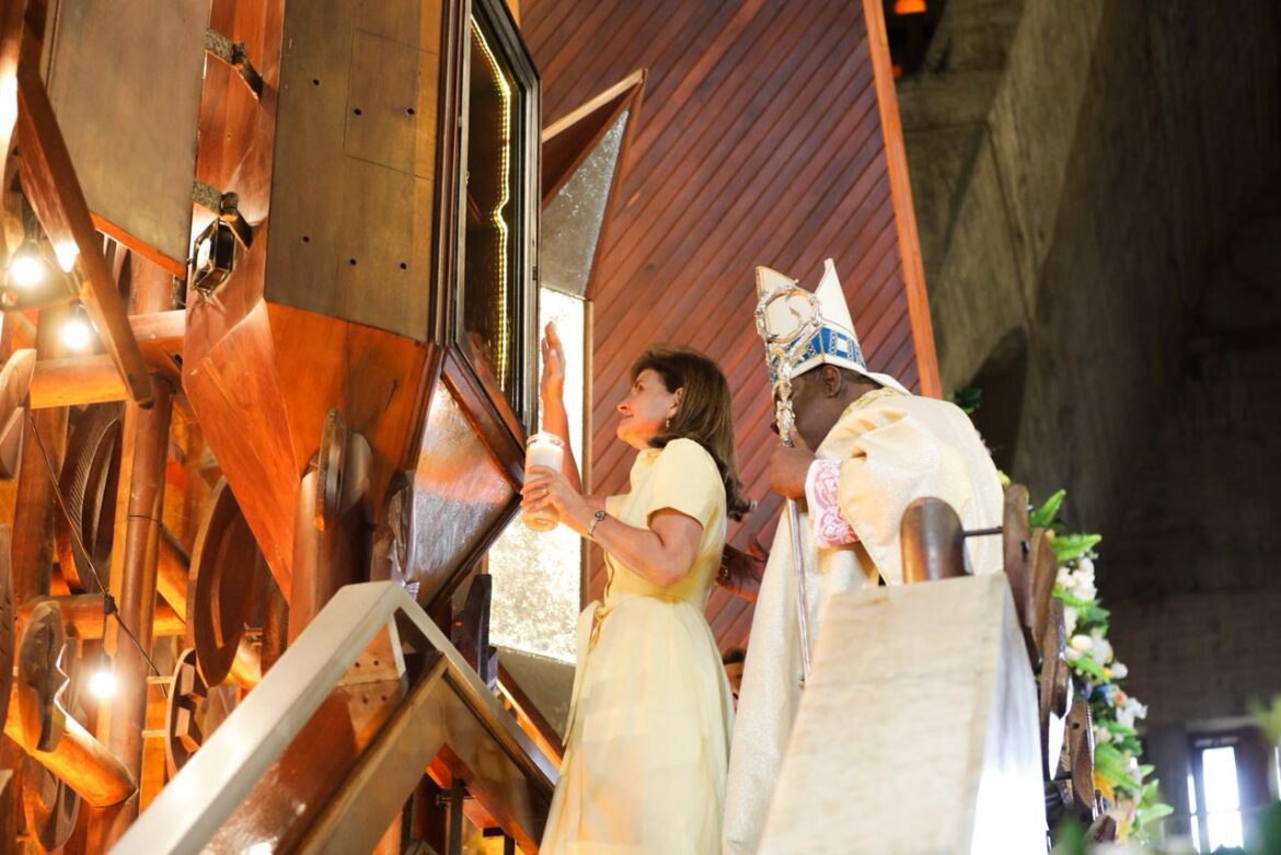 Raquel Peña rinde tributo a Virgen de La Altagracia