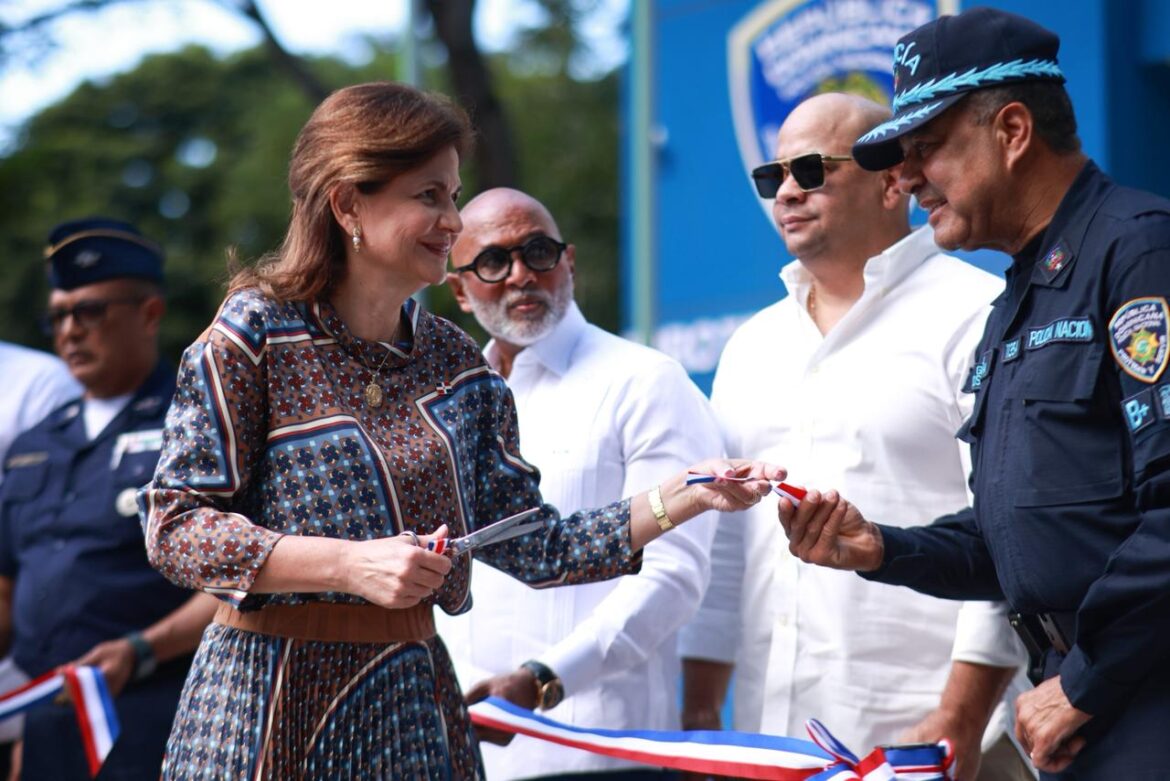 Raquel Peña entrega renovada estación de policía en Los Jardines