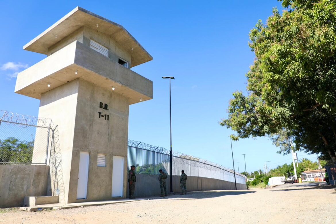 Ministro de Defensa presenta avances de la Verja Perimetral al presidente Abinader y al presidente electo de Chile