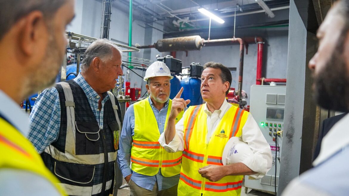 Ito Bisonó revisa hospital Padre Billini