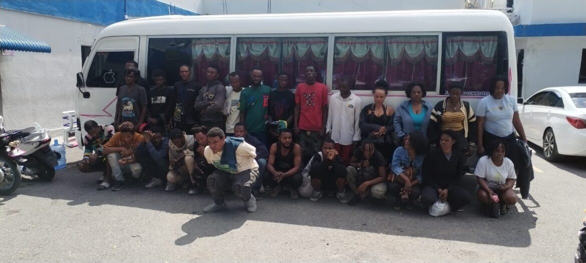 Interceptan autobús con 26 haitianos indocumentados en Baní