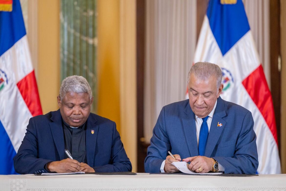 Gobierno financiará 300 becas universitarias en alianza con UCATEBA