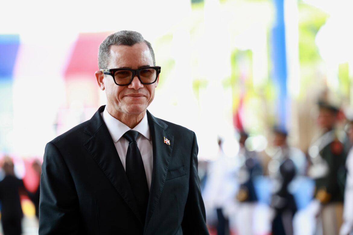 El presidente Luis Abinader anunció que, por primera vez en la historia reciente del país, el salario mínimo de las grandes empresas supera el costo de la canasta básica del primer quintil.