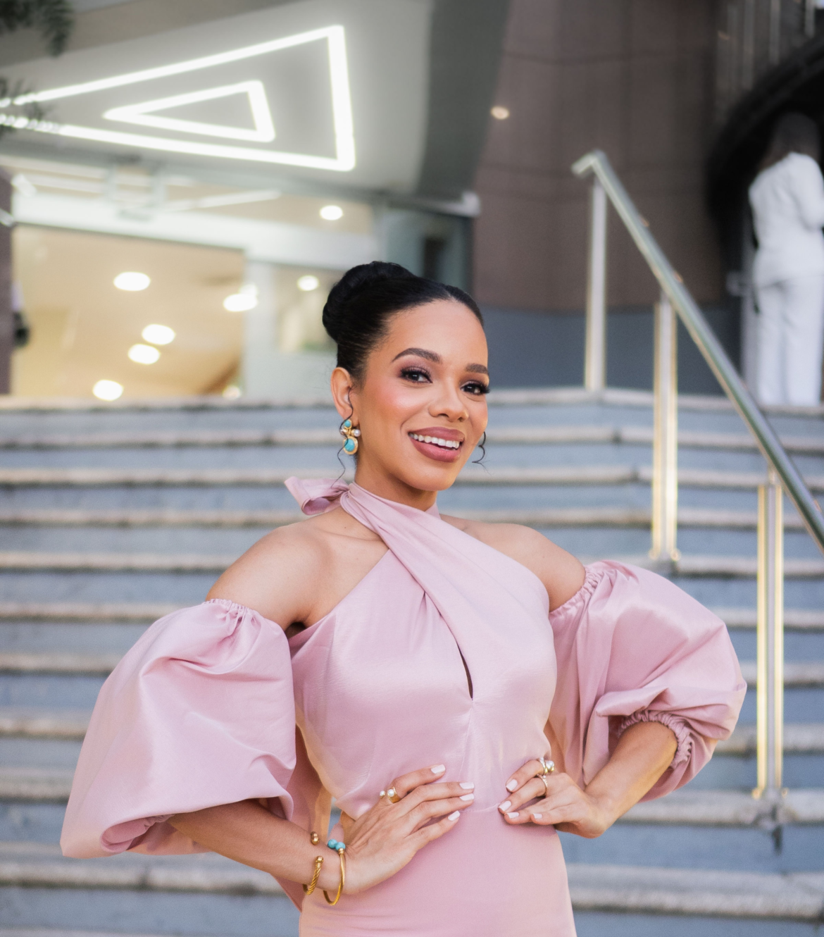 Mabely Jiménez, comunicadora dajabonera, es reconocida en Gala Joven 2026