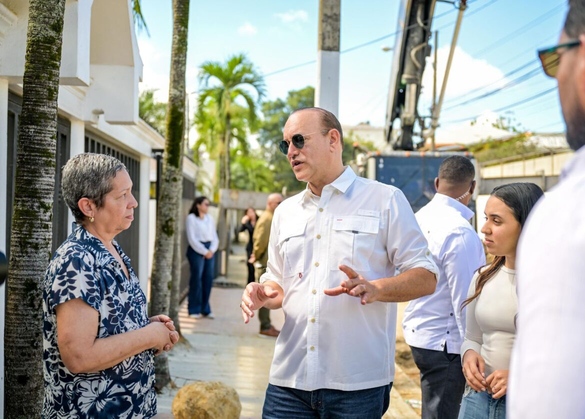 Alcalde Ulises Rodríguez supervisa solución definitiva del drenaje pluvial en Hoya del Caimito