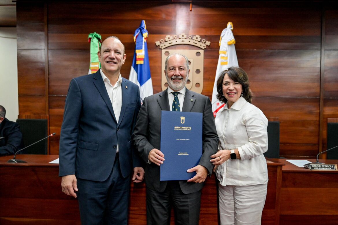 Ayuntamiento de Santiago reconoce como visitante distinguido al embajador de Italia, Stefano Queirolo Palmas