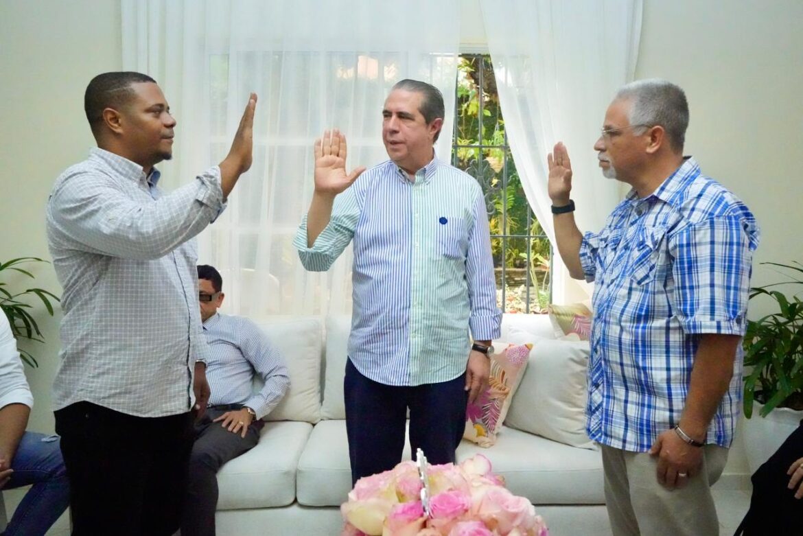 Francisco Javier García juramenta dirigentes de la Fuerza del Pueblo que retornan al PLD en Puerto Plata