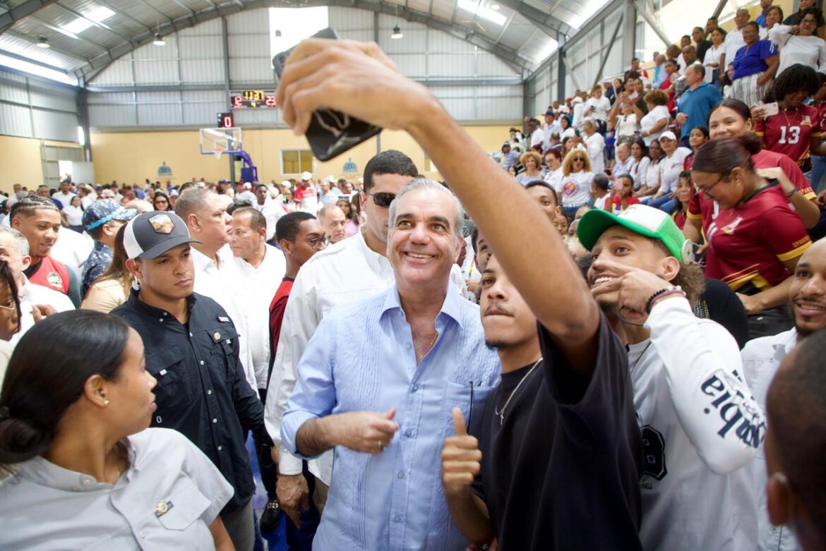 Presidente Abinader entrega dos modernos polideportivos techados en Puerto Plata