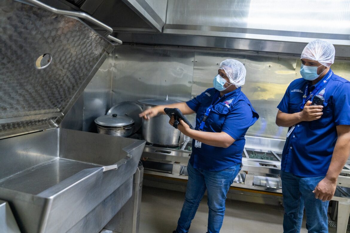 INABIE refuerza transparencia en licitaciones del almuerzo escolar con el uso de equipos tecnológicos