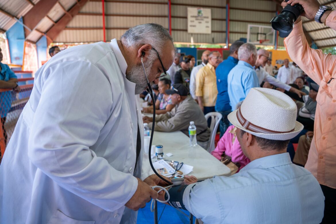 Propeep respalda familias y trabajadores del tabaco en Villa González con jornada de inclusión social