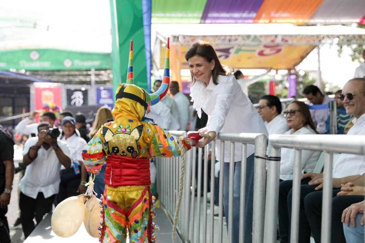 Raquel Peña participa en la segunda salida del Carnaval de Santiago 2026