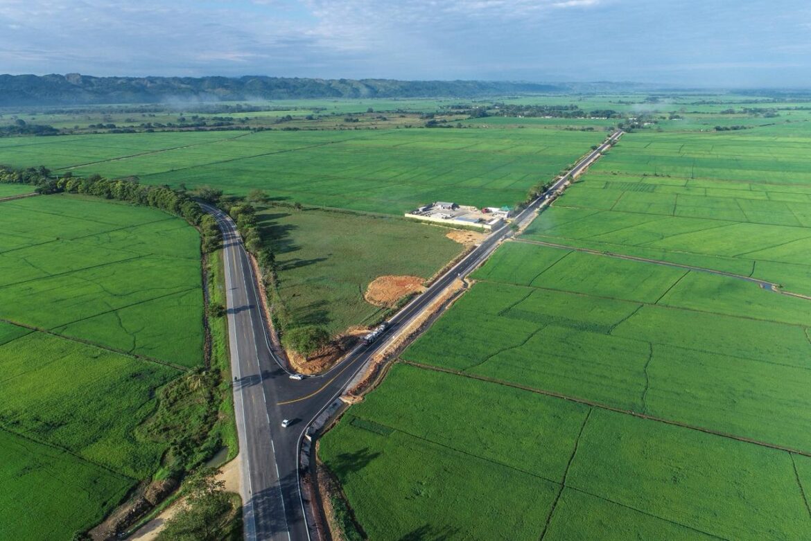 Presidente Abinader inaugura nueva carretera que comunica Villa Riva con la Autopista del Nordeste