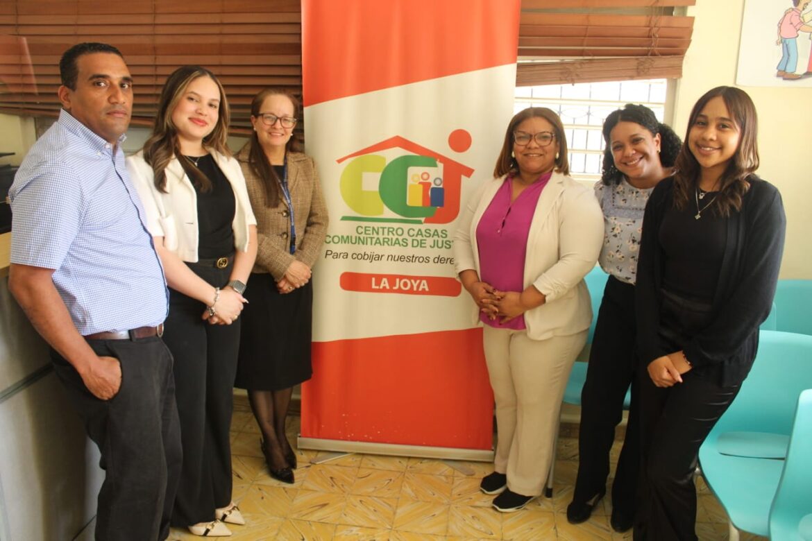 Fiscal de Santiago recorre Casas Comunitarias en Santiago