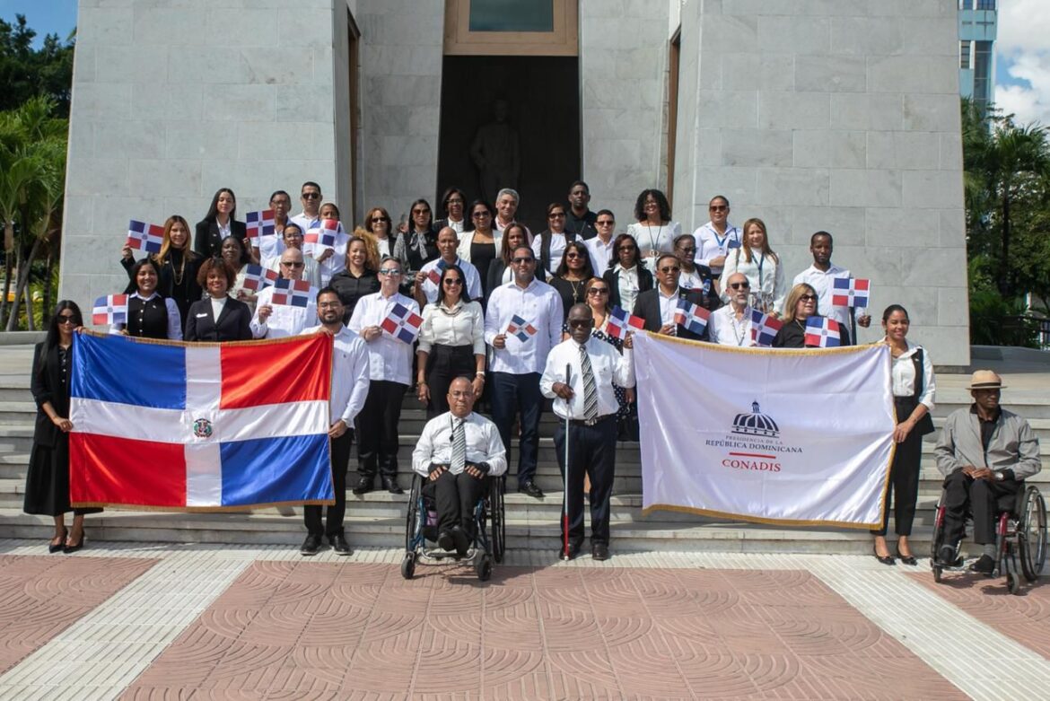 CONADIS rinde homenaje a los Padres de la Patria con ofrenda floral en el Altar de la Patria
