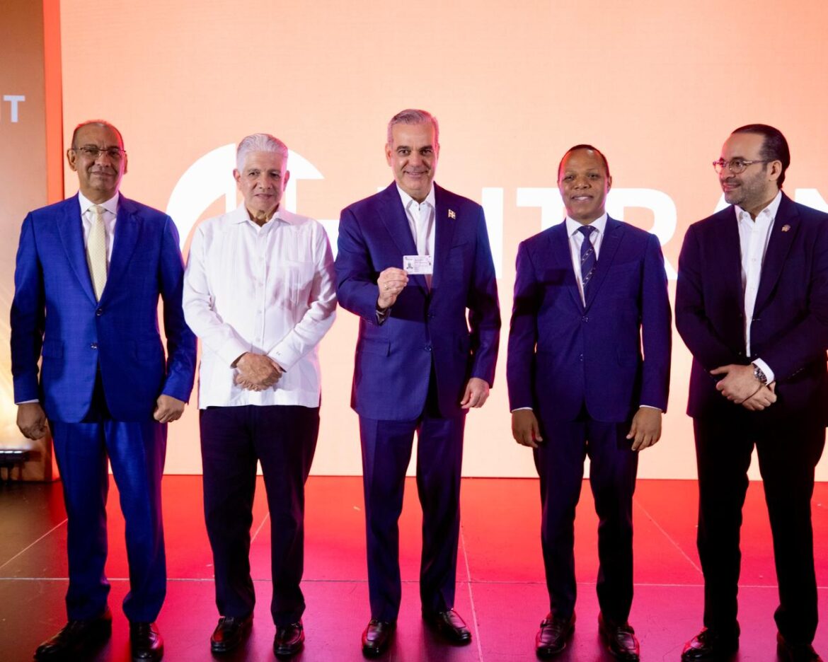 Presidente Abinader recibe la nueva Licencia de Conducir