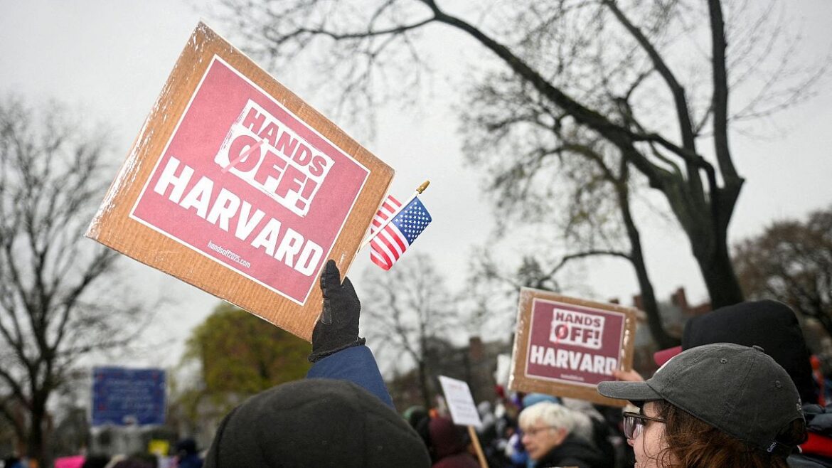 Gobierno de Trump reaviva demanda contra Harvard