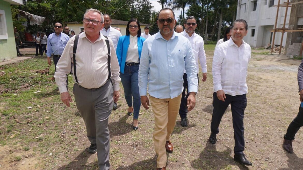 El ministro de Justicia, Antoliano Peralta Romero, lideró una jornada de supervisión en el centro de privación de libertad de la Fortaleza Juana Núñez de este municipio, con el fin de evaluar las condiciones del recinto penitenciario y los avances en la expansión que se está realizando con la construcción de un nuevo edificio adyacente. Esta obra busca optimizar la capacidad del lugar y asegurar un entorno que favorezca la rehabilitación y reinserción social de las personas privadas de libertad.