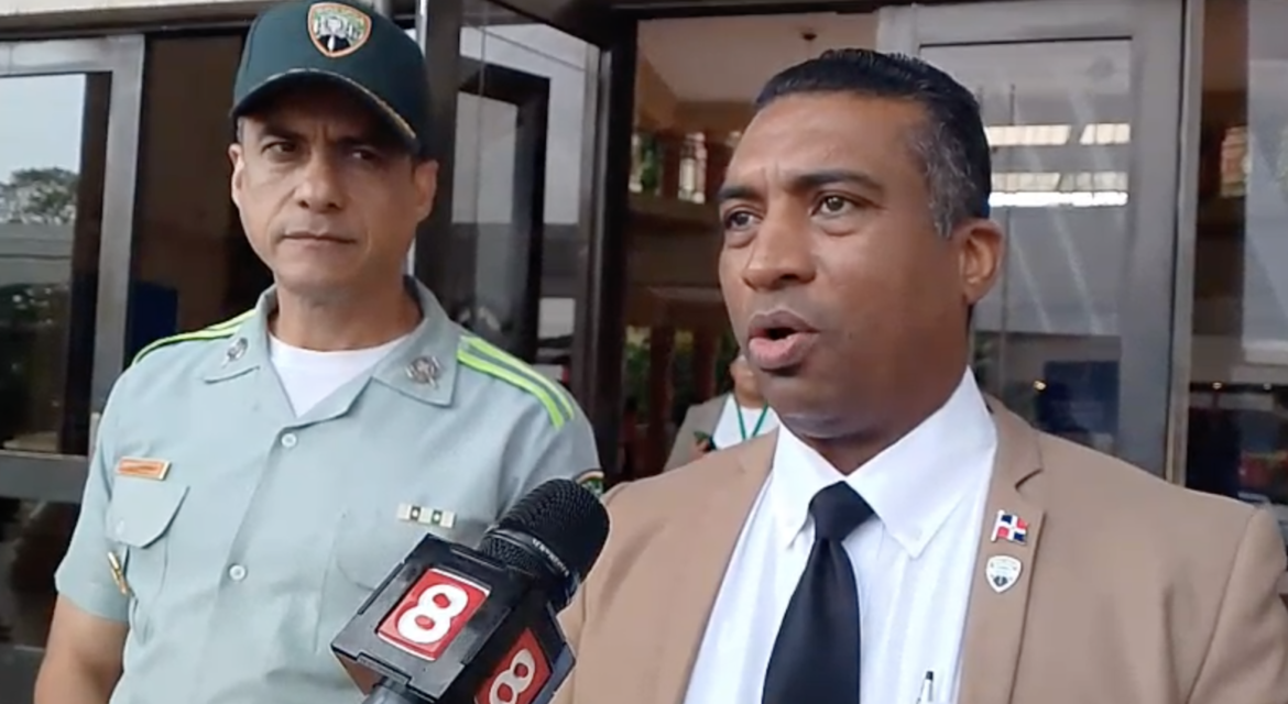 Conocerán coerción a joven acusada de agredir agente en Santiago