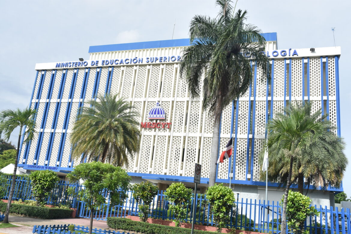 MESCyT aclara “no habrá fusión, sino la creación de un nuevo sistema educativo dominicano”