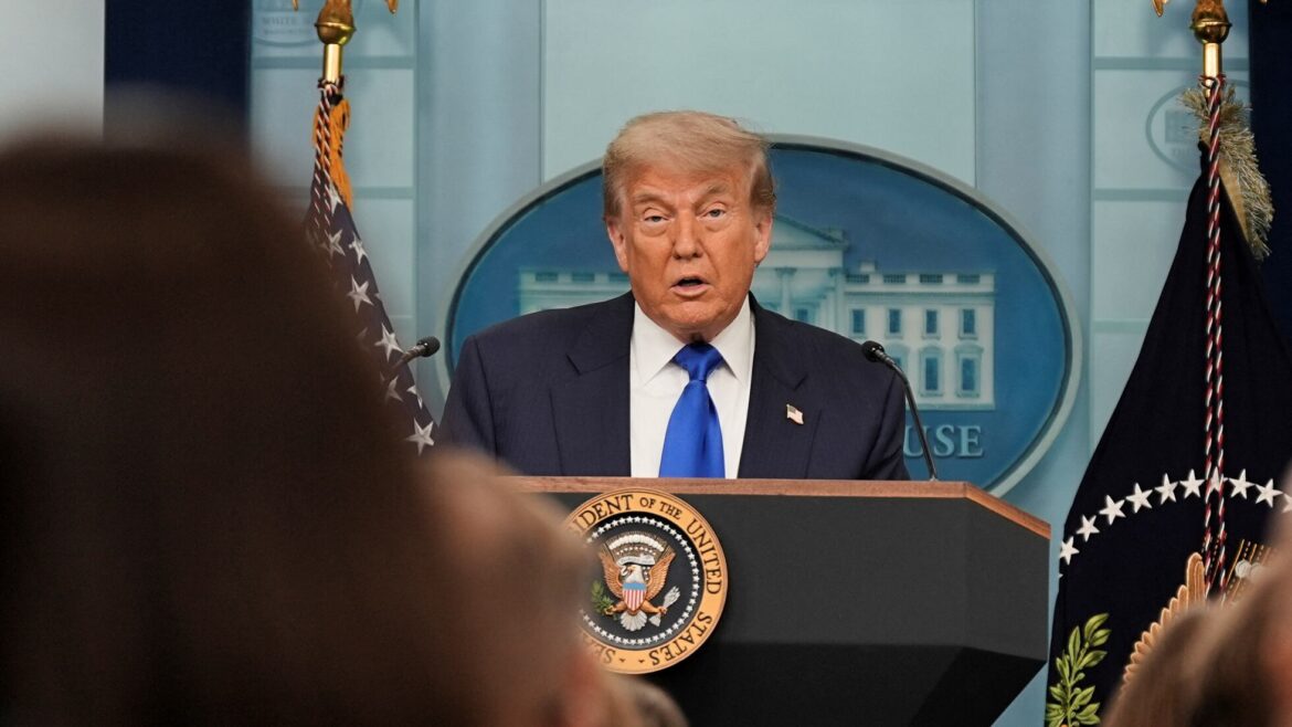 Trump insulta a los jueces antes de que el Supremo evalúe la ciudadanía por nacimiento