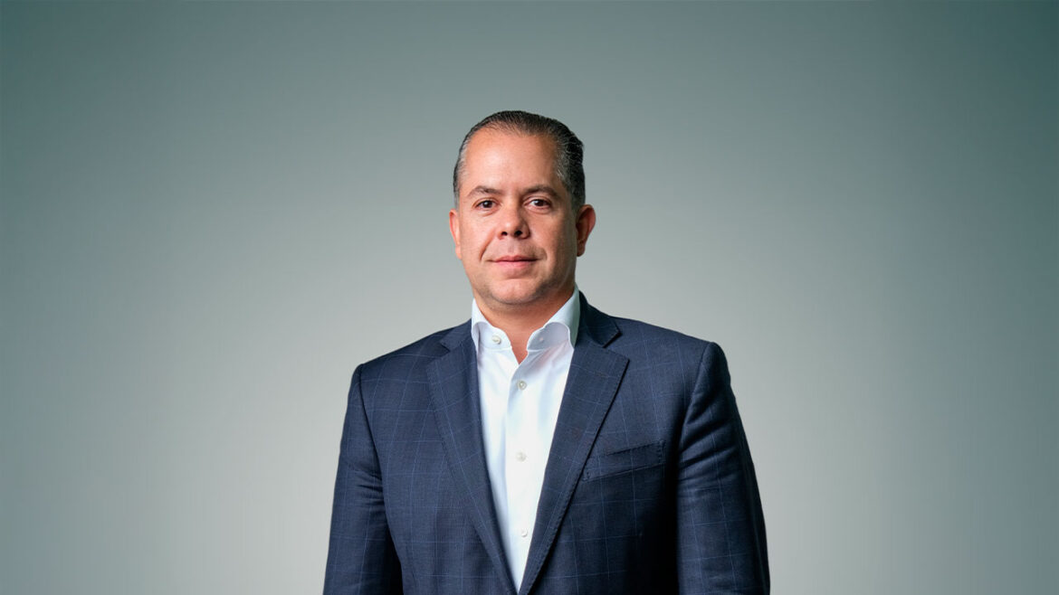 Comerciantes estallan por retrasos en calle El Sol