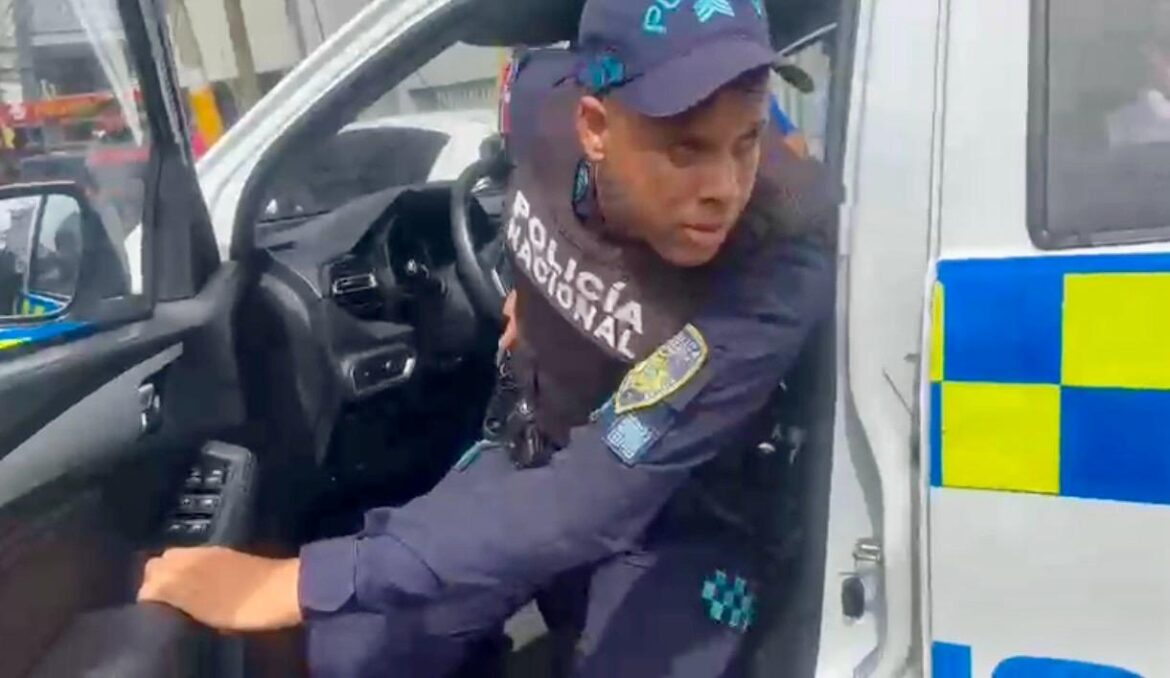 Reporteros gráficos denuncian agresión policial durante cobertura en centro educativo de Santo Domingo Este