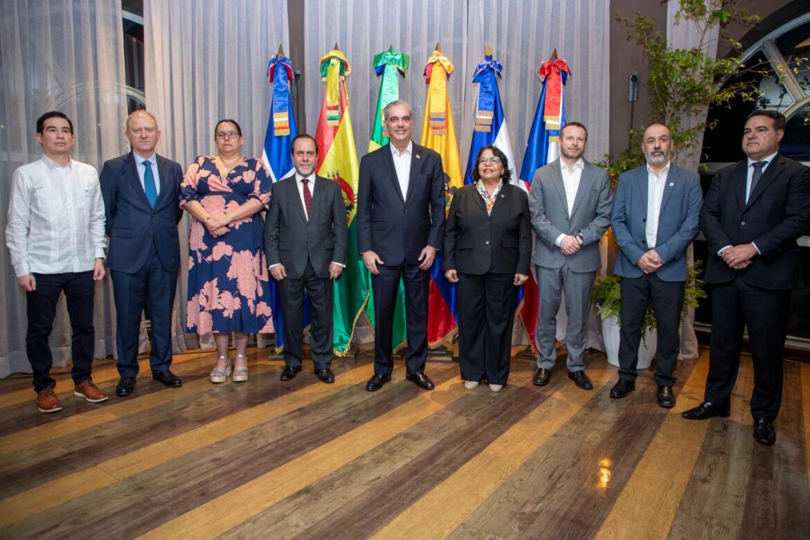 Presidente Abinader asiste a apertura de clase magistral que busca fortalecer la transparencia y rendición de cuentas a nivel internacional