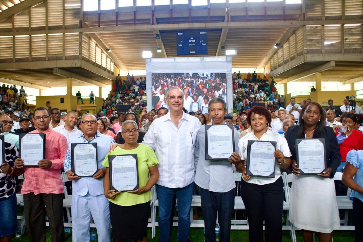 Presidente Abinader entrega 2,315 certificados de títulos de propiedad en San Pedro de Macorís