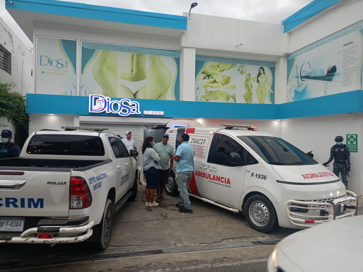 Una mujer identificada como Ángela Geraldine Hernández, de 32 años, falleció este jueves presuntamente mientras era sometida a un procedimiento estético tipo liposucción en un centro de salud privado de Santiago, en un caso que ha generado consternación entre sus familiares.