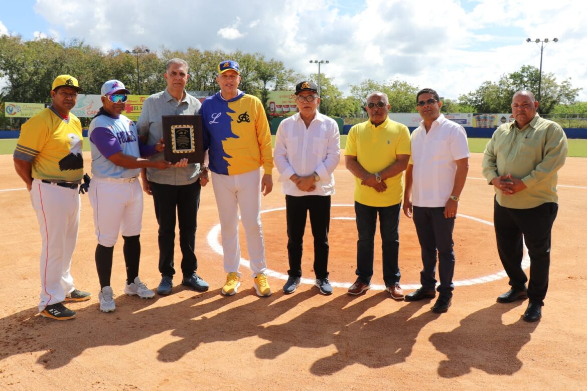 Asociación de Fanáticos Aguiluchos reconoce la trayectoria de Julián Tavárez
