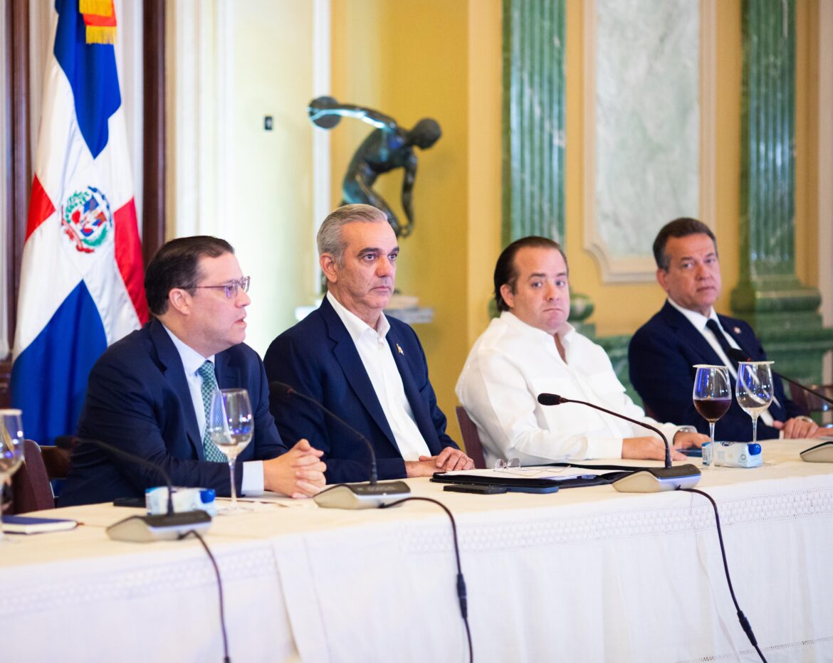 Abinader encabeza reunión con empresarios por estabilidad de precios