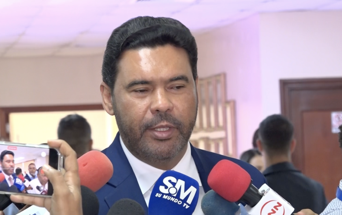 Senador considera “inapropiado” subir salarios en medio de crisis global