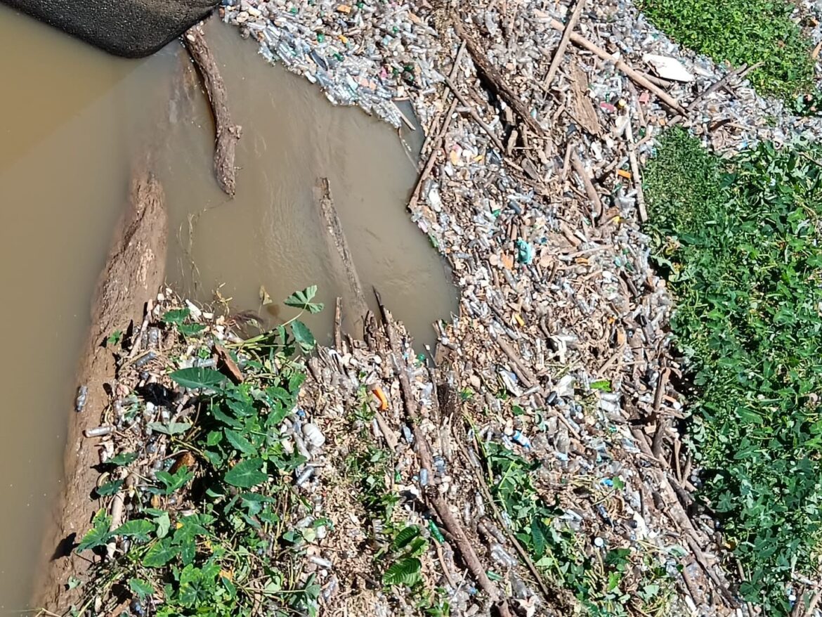 Toneladas de desechos obligan sacar de servicio acueducto Barrera de Salinidad en Santo Domingo Este