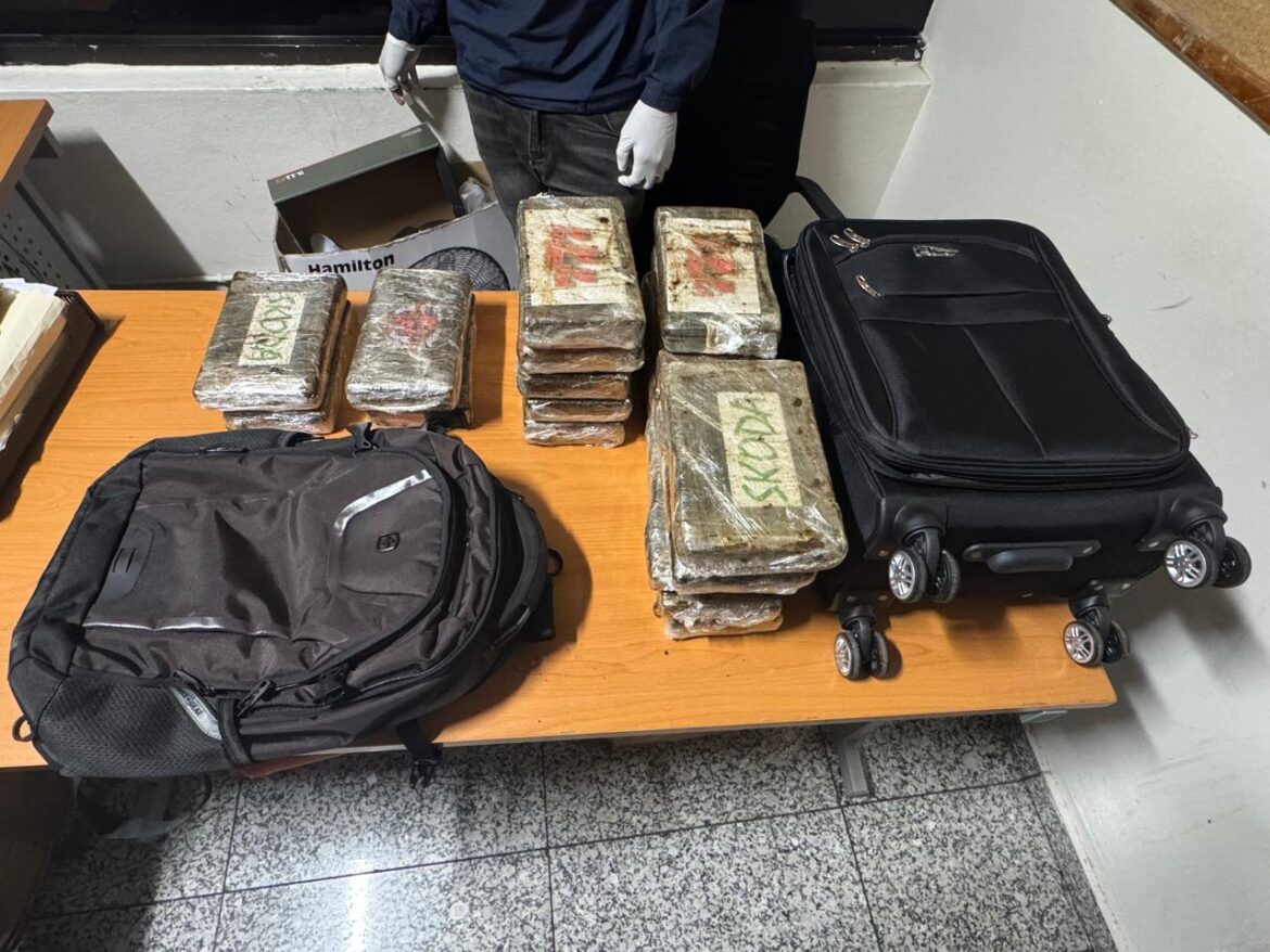 DNCD atrapa dos extranjeros con 37 paquetes de presunta cocaína