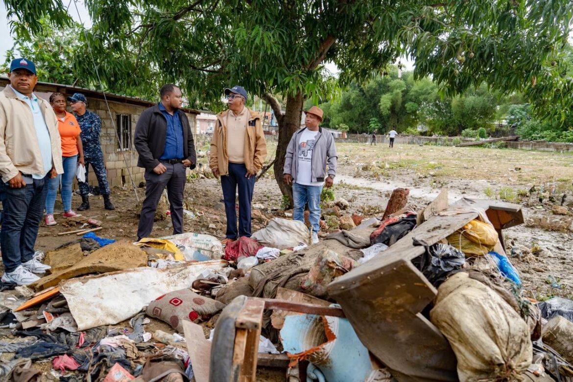 Director de DASAC encabeza recorrido por Los Alcarrizos y La Guáyiga tras daños provocados por inundaciones
