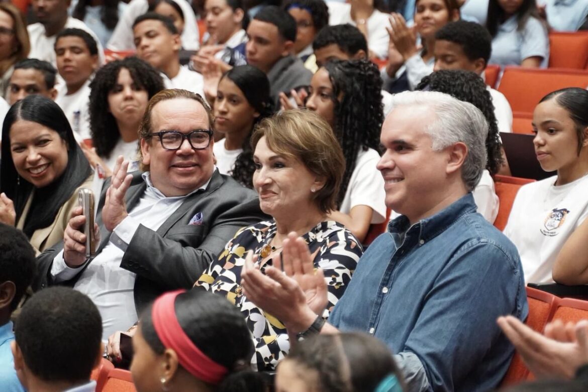 Ministro de Educación encabeza Gala Regional de Arte en Santiago