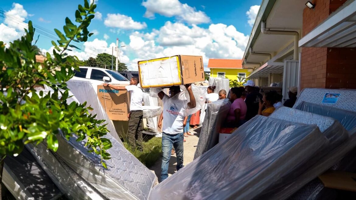Gobierno inicia entrega de enseres a familias afectadas por inundaciones en Santo Domingo y Puerto Plata